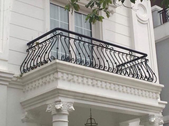 Ban công sắt đơn giản thường chỉ có 1 màu trung tính