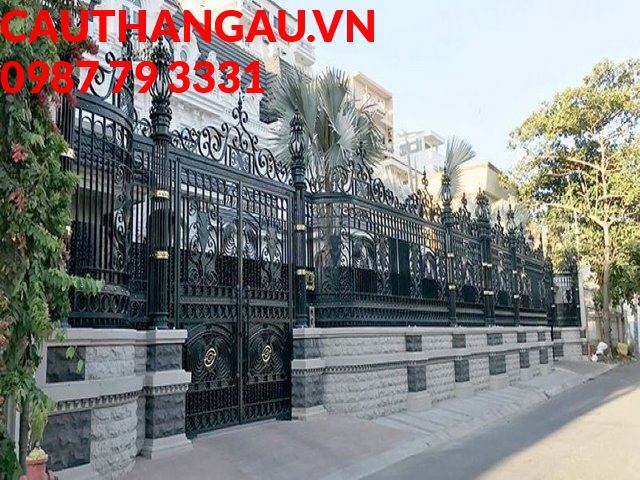 Biệt thự càng trở nên cao cấp, sang trọng hơn khi thi công mẫu hàng rào bằng sắt nghệ thuật này