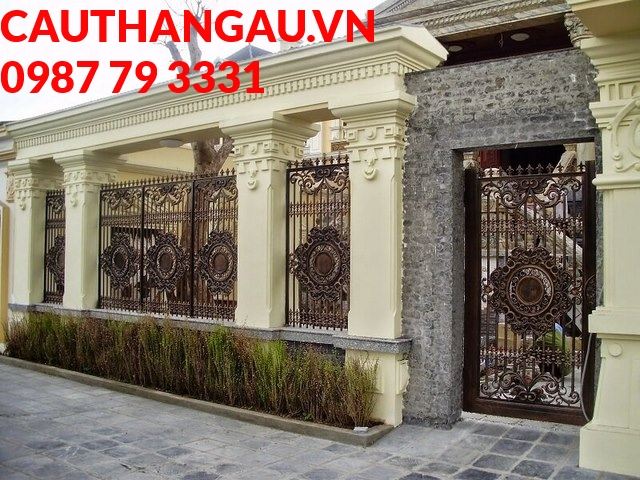 Vẻ bề thế của hàng rào khiến ai đi ngang qua cũng phải trầm trồ nhìn ngắm