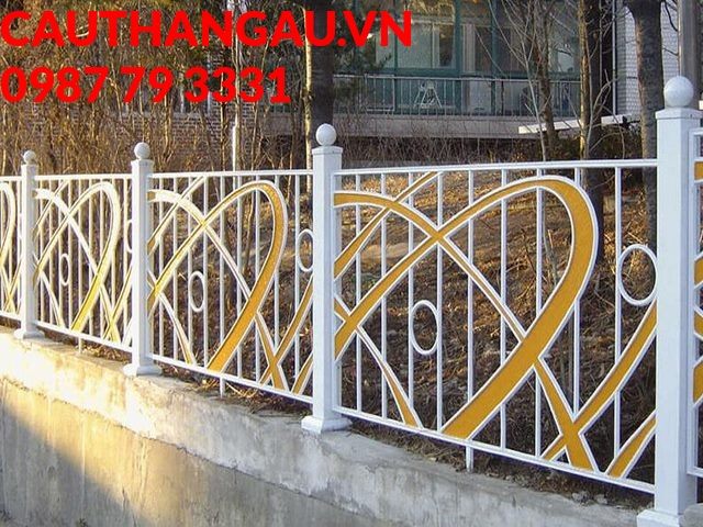Nét nghệ thuật thể hiện rõ trong thiết kế hàng rào sắt tông trắng - vàng