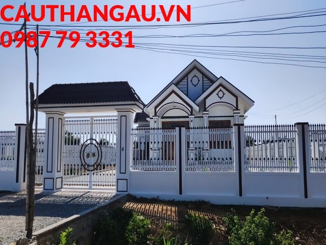 Kiểu dáng đơn giản nhưng vẫn tạo được hiệu ứng hút mắt cho ngoại thất nhờ thiết kế hàng rào sắt đẹp