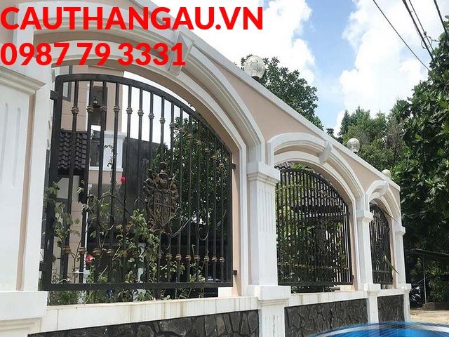 Độ bền của hàng rào nghệ thuật bằng chất liệu sắt khiến ai cũng phải trầm trồ