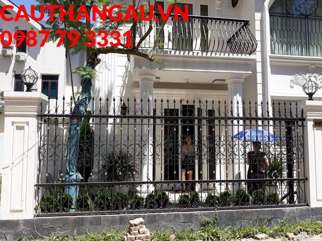 Mẫu hàng rào nghệ thuật tông đen sang trọng, thanh lịch đầy cuốn hút