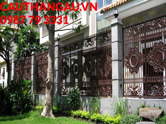 Ngoại thất trở nên hút mắt hơn khi chọn thi công mẫu hàng rào công bằng sắt độc đáo này