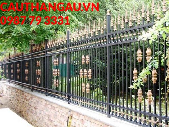 Ấn tượng thẩm mỹ tinh tế được đánh giá cao trong thiết kế hàng rào sắt nghệ thuật này