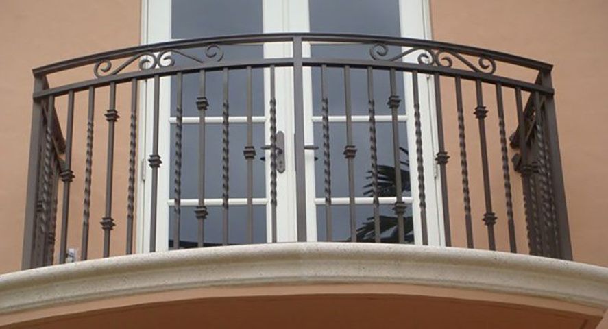 Mọi mẫu ban công sắt đều có phần khung chắc chắn, độ cứng cao