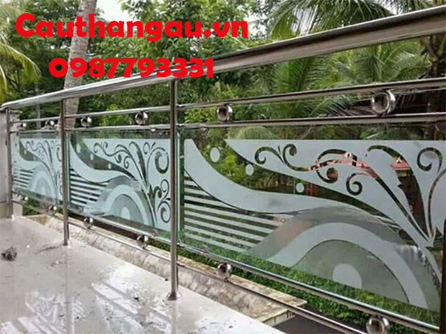 ban công kính cường lực