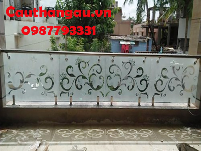 ban công kính 2022