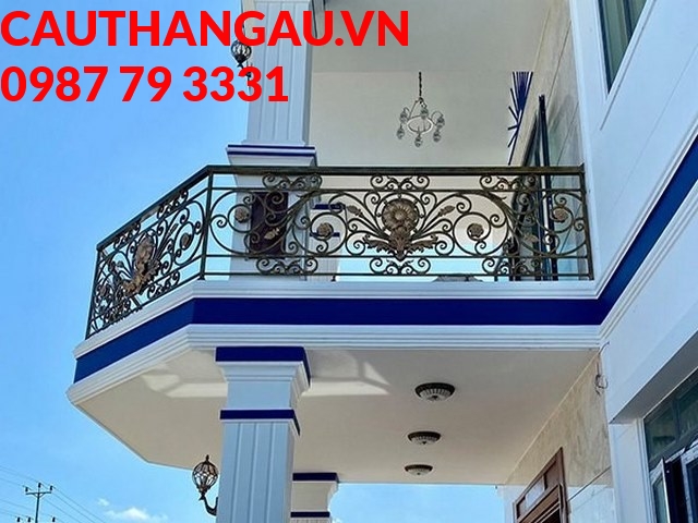 Mẫu ban công mỹ thuật hoa văn tô màu nhũ vàng nổi bật