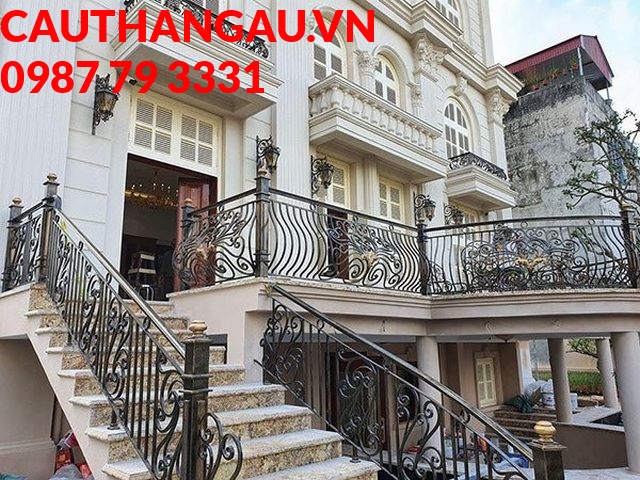 Ban công mỹ thuật sử dụng hoa văn uốn đẹp mắt