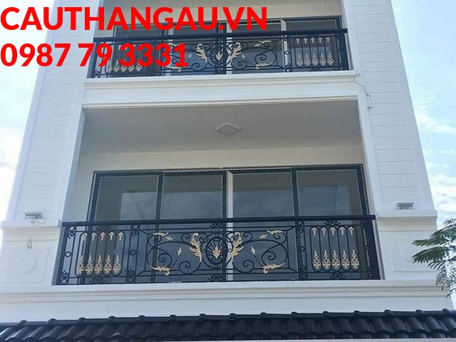 Ban công sắt màu trắng nhã nhặn