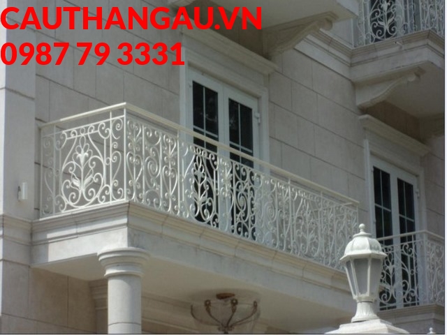 Mẫu ban công nghệ thuật với họa tiết đối xứng 