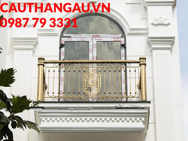 Ban công sắt tạo nên dấu ấn đậm nét cho cả căn nhà