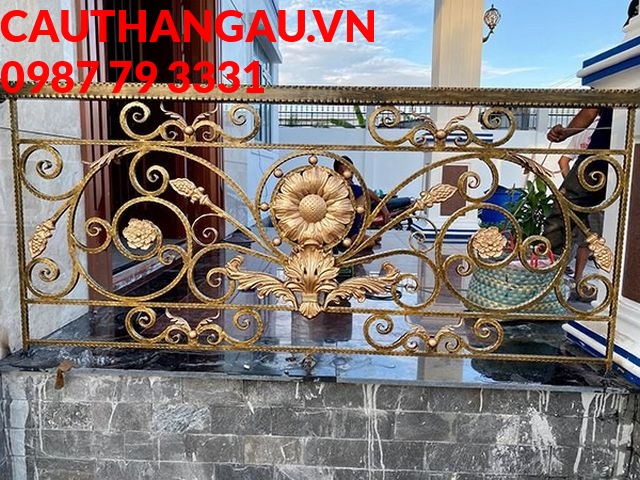 Mẫu ban công sắt được điêu khắc cầu kỳ