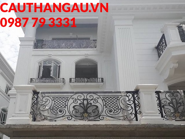 Mẫu lan can ban công sắt uốn cong họa tiết hoa cúc