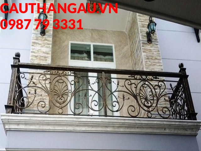 Mẫu ban công sắt nghệ thuật sơn đồng giả cổ làm tăng thêm vẻ huyền bí cho căn nhà