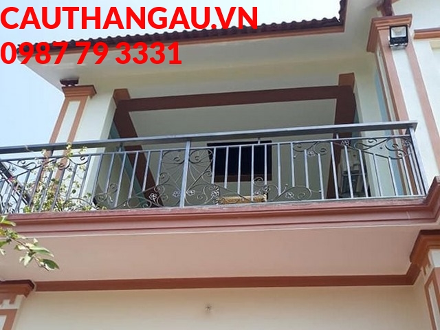 Mẫu ban công đơn giản, góp phần tạo nên một tổng thể hài hòa, đồng nhất