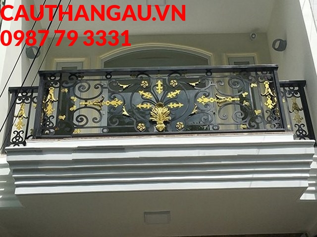 Mẫu ban công màu đen điểm xuyết một vài chi tiết mạ vàng