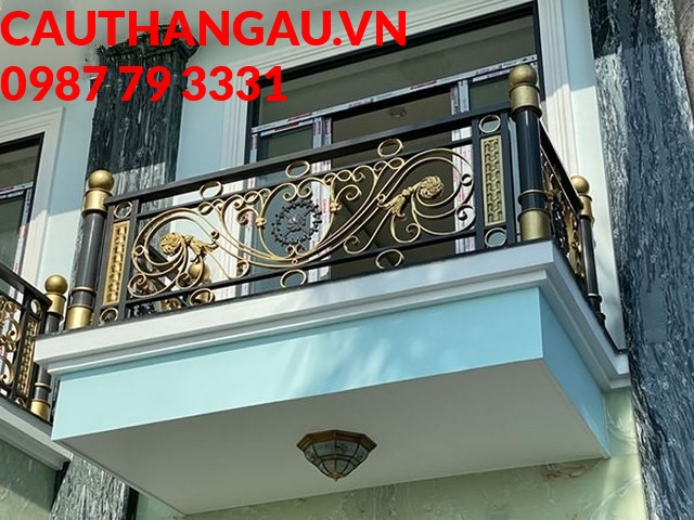Mẫu ban công họa tiết hoa cúc mạ vàng