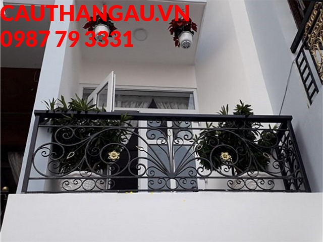 Thiết kế ban công đồng bộ với cổng sắt nghệ thuật