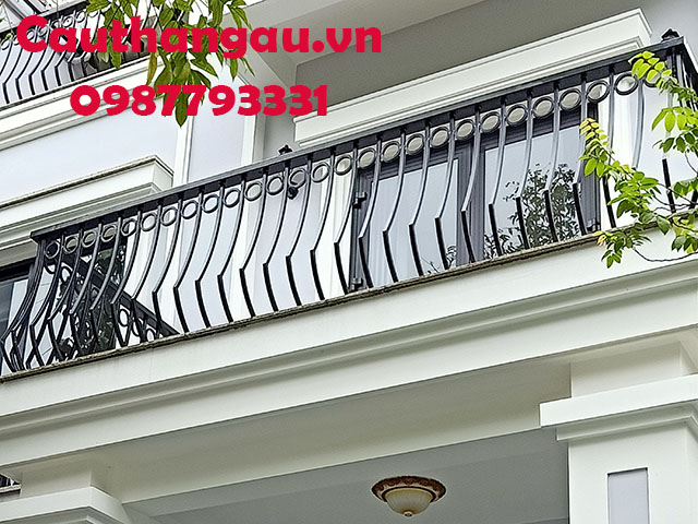 Ban công sắt nghệ thuật là lựa chọn rất Hot ở quận Long Biên