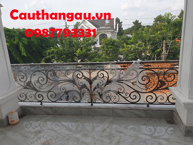 Ban công sắt nghệ thuật thiết kế uốn lượn Mẫu CTA-B33