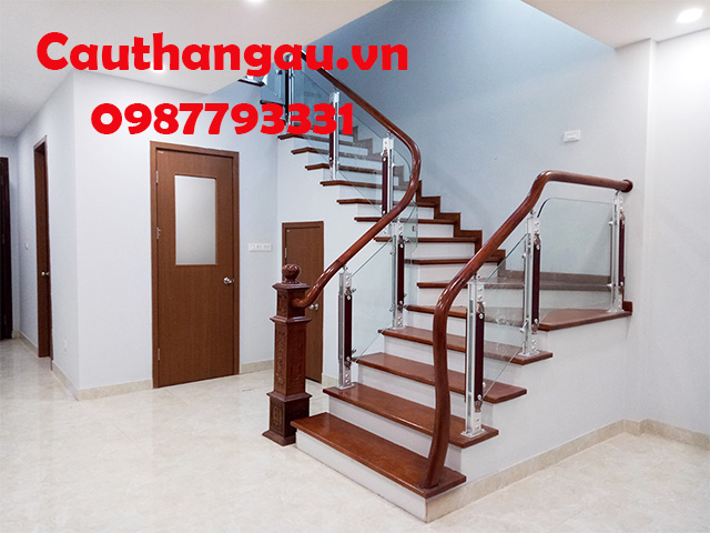 Cầu thang kính cường lực tay vịn gỗ uy tín mẫu CTA-TK16