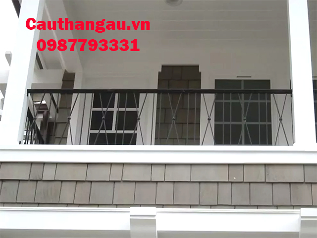 lLan can sắt ban công