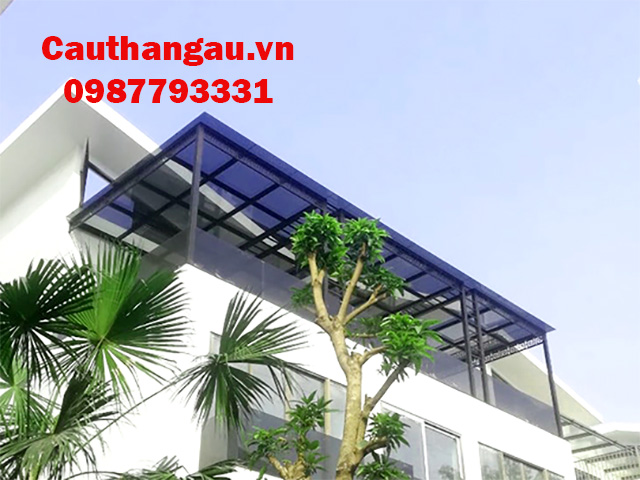 Kiểu mái kính cường lực có cột chống rất an toàn khi sử dụng