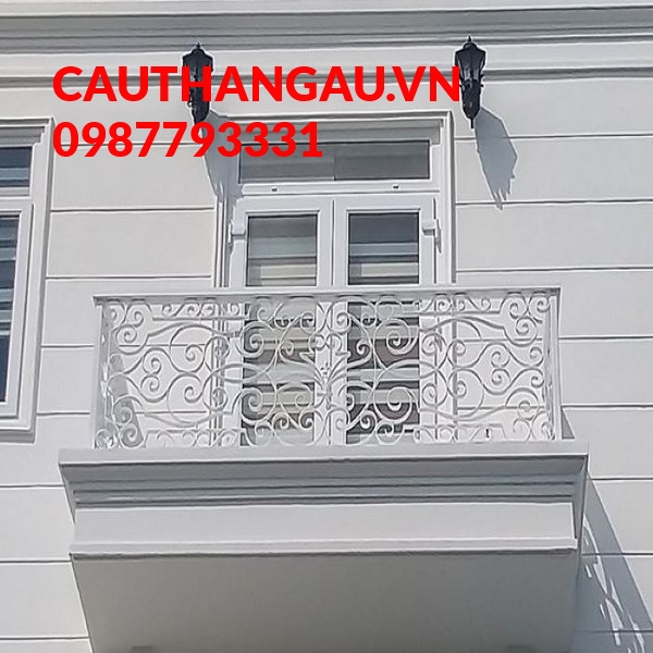Vẻ tinh tế, đẹp mắt là “điểm cộng” khi thi công lan can sắt nghệ thuật màu trắng
