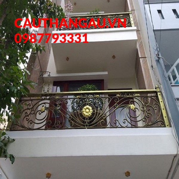 Kiểu dáng đẹp, cấu tạo chắc chắn là ưu điểm của mẫu lan can sắt này