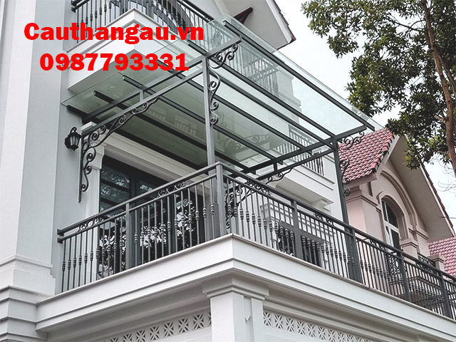 Mái hiên kính kết hợp cột chống là lựa chọn rất phổ biến