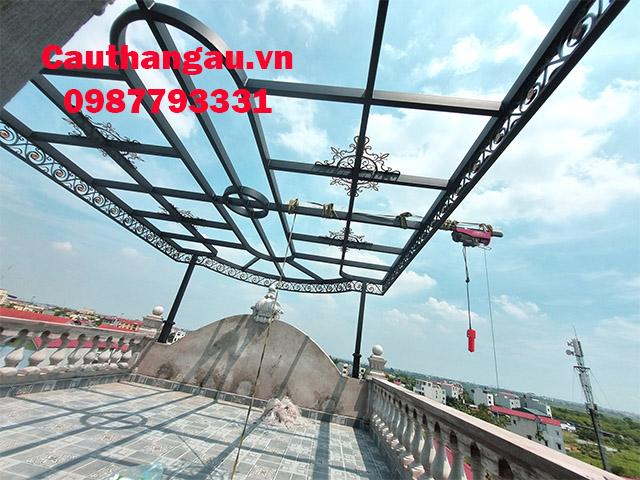 Diện tích ban công sẽ tối ưu hơn nếu chọn thi công mái kính cáp treo