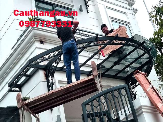 Bàn giao nhanh là lý do nhiều người chọn Cầu Thang Âu để thi công mái hiên