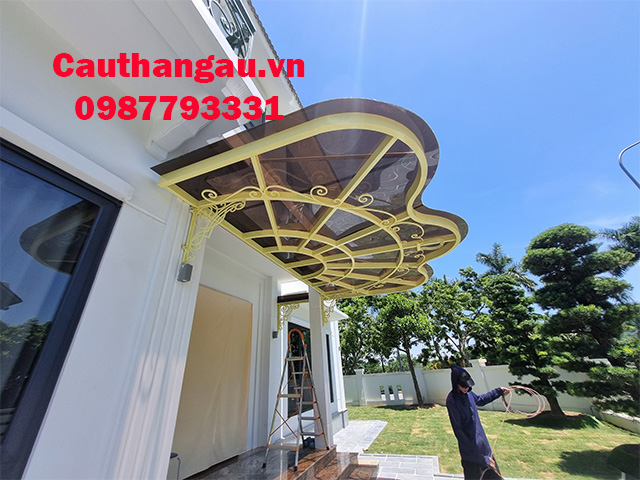 Mái hiên bằng kính cường lực do Cầu Thang Âu thi công luôn có chất lượng tốt