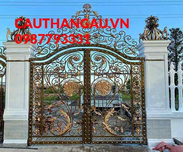 Cổng sắt biệt thự sở hữu họa tiết phủ vàng đồng nổi bật