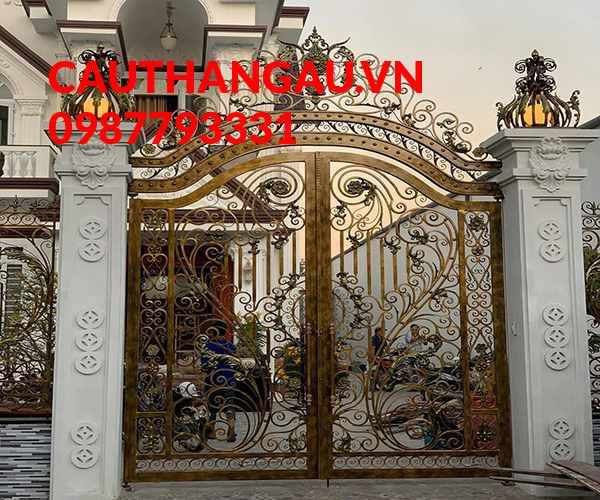 Cổng sắt sở hữu họa tiết uốn nắn cầu kỳ 